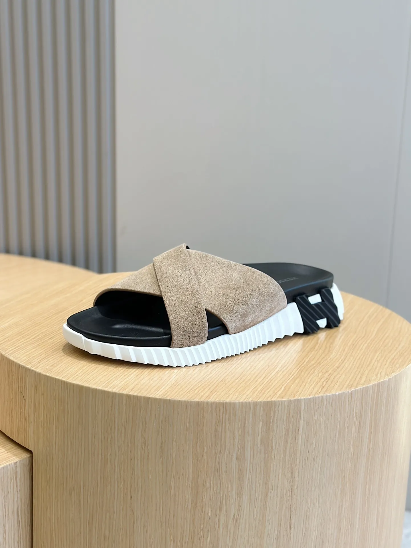 Factory price: 360💰Hermès [HERMÈS] Top Herme*H Home Hermès Men's Sandals and Slippers-Original Reproduction. Purchase the original version and make it one to one. The outsole is privately molded. The color of the outsole corresponding to each color is the same as the original version. Come to those who know the stuff 💪 The ultra-light soles are designed in contrasting colors, and they feel so comfortable on your feet! Calfskin, cowhide feet, private model outsole. Size: 39-44 (customized at 38.45)